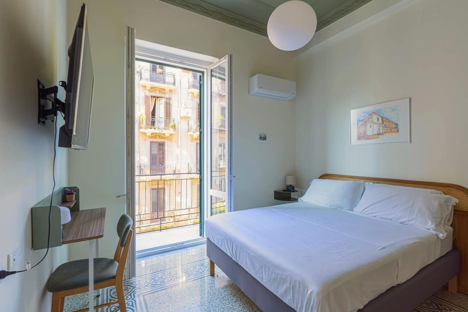 Bed, TV and multimedia, Photo of the whole room, Bedroom, air conditioner