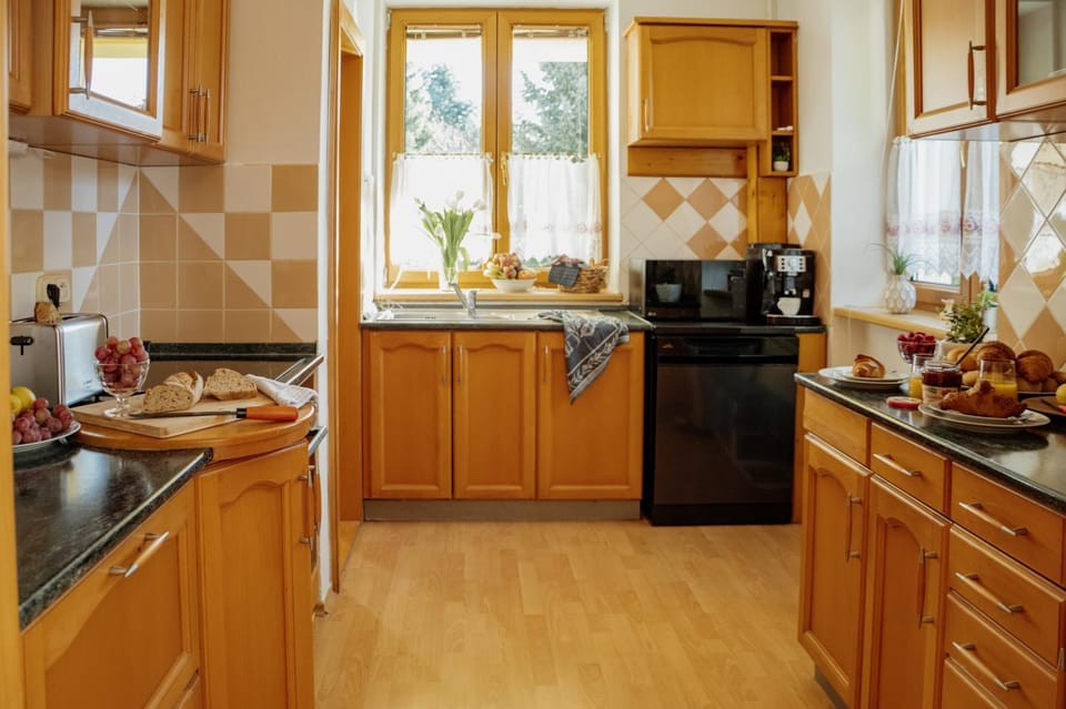 Coffee/tea facilities, Kitchen or kitchenette, dishwasher, oven, stove, toaster