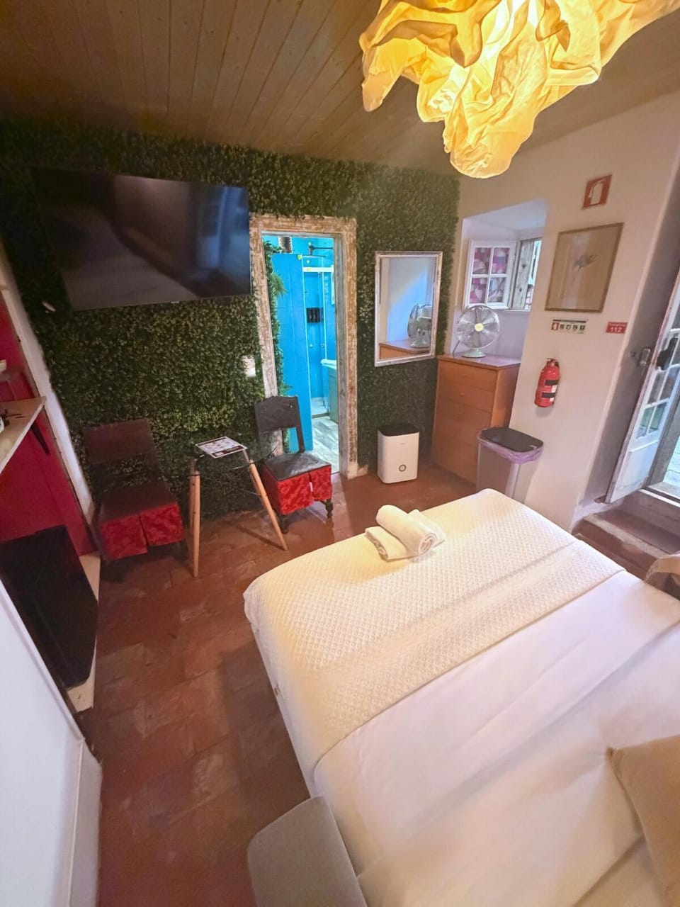 TV and multimedia, Photo of the whole room, Seating area, Bedroom