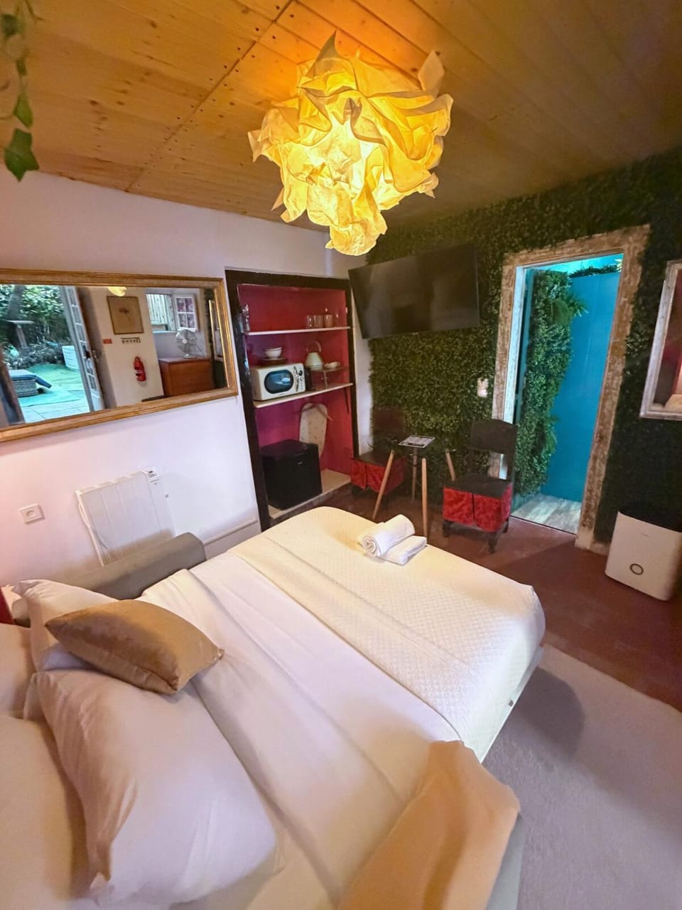 Bed, TV and multimedia, Photo of the whole room, Seating area, Bedroom