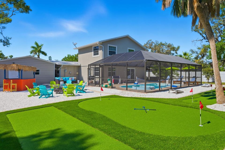 Sleeps 16 Golf Simulator Pickleball Pool Spa House in Rochester