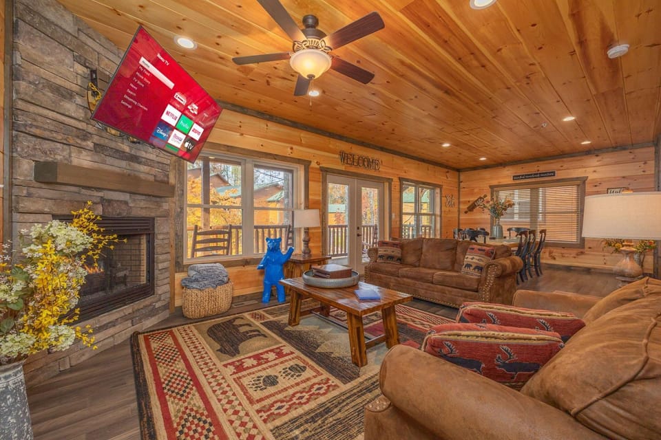 Modern Cabin Movie Theater Hot Tub Game Room Cabin in Gatlinburg