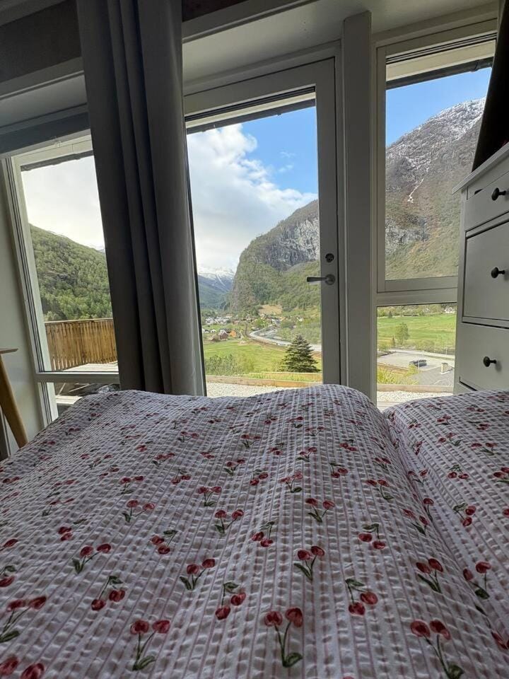 Entire house & spectacular views House in Flam