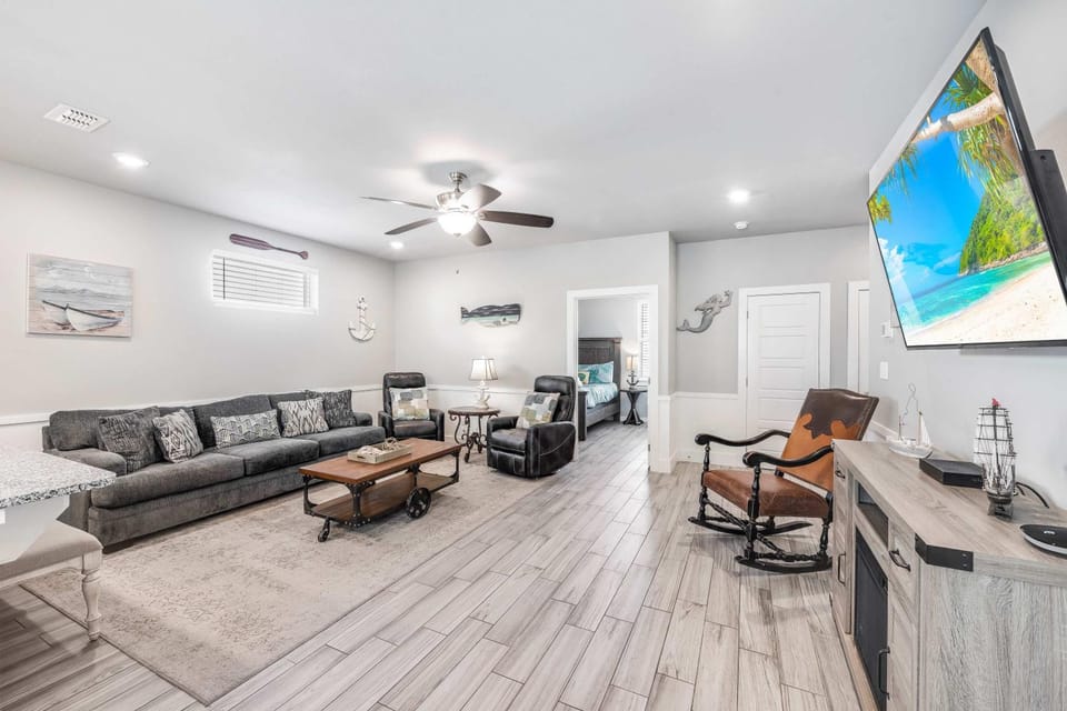 Spacious TownHouse Walk to Beach Resort Pool Apartment in Port Aransas