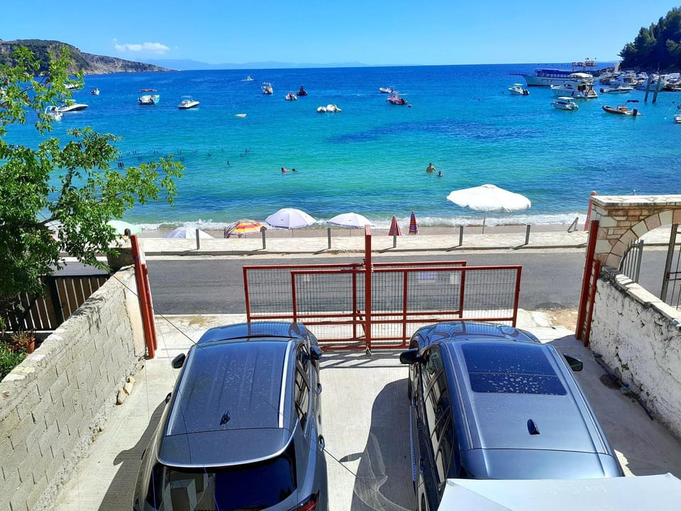 Facade/entrance, Beach, Location