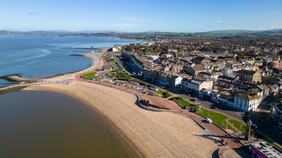 Nearby landmark, Neighbourhood, Natural landscape, Beach, Sea view