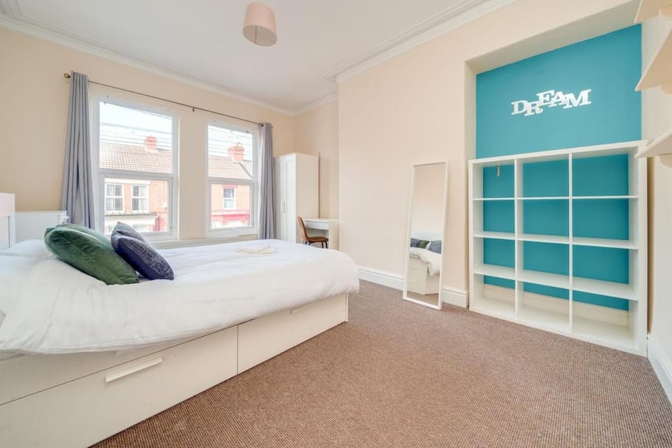 Tulip House 7-Bed - Parking - Near Sefton Park House in Liverpool