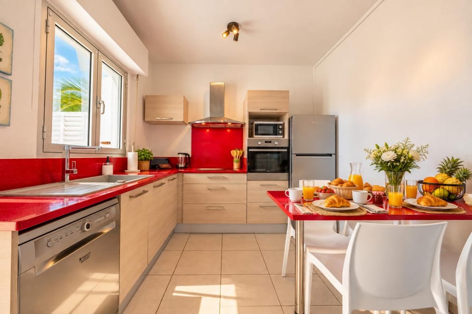Coffee/tea facilities, dishwasher, microwave, oven, kitchen