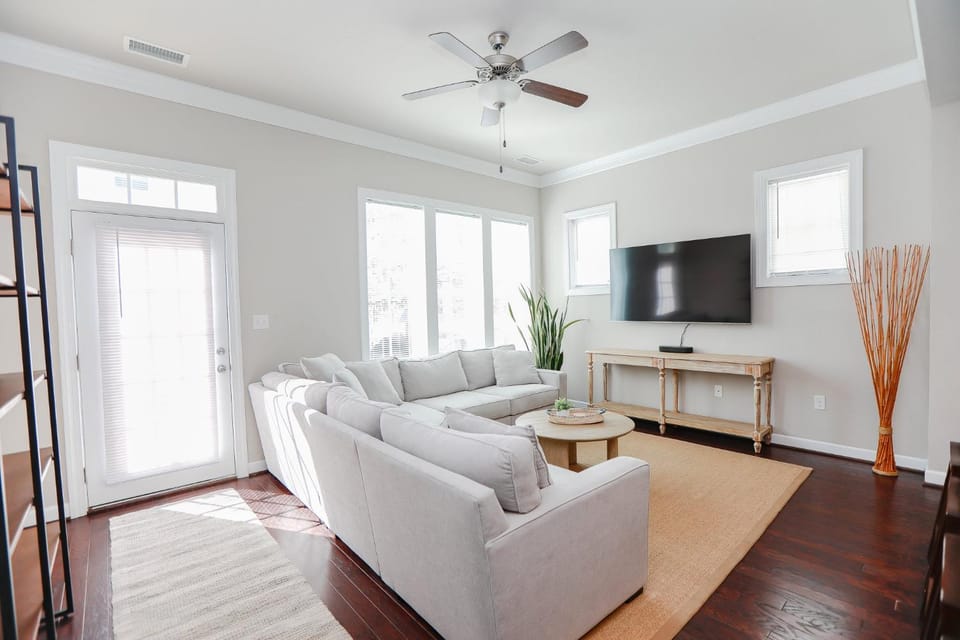 4BR, 3.5BA beach retreat in Virginia Beach with parking, patio & kitchen. House in Virginia Beach