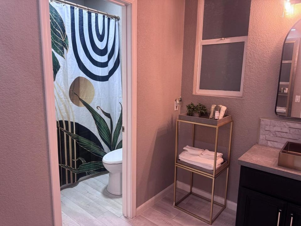 Cozy Modern Suite Outdoor Lounge Access Bed and Breakfast in Manteca
