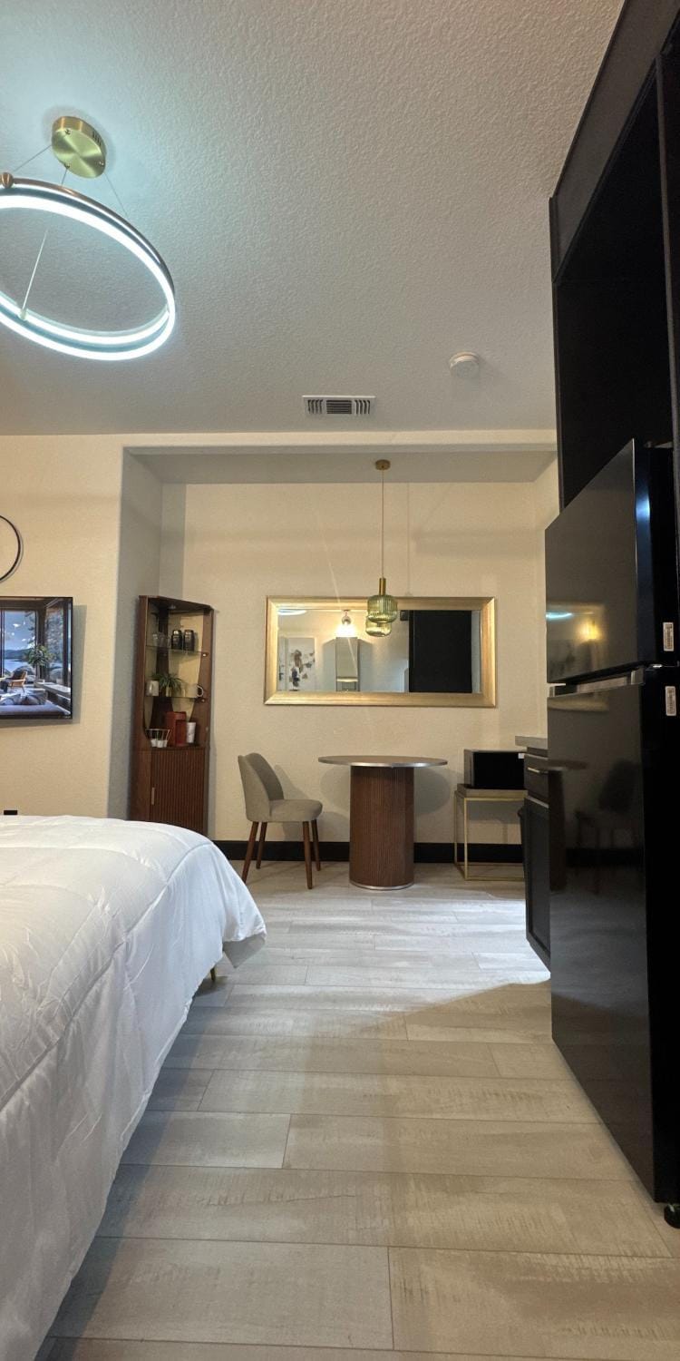 Cozy Modern Suite Outdoor Lounge Access Bed and Breakfast in Manteca