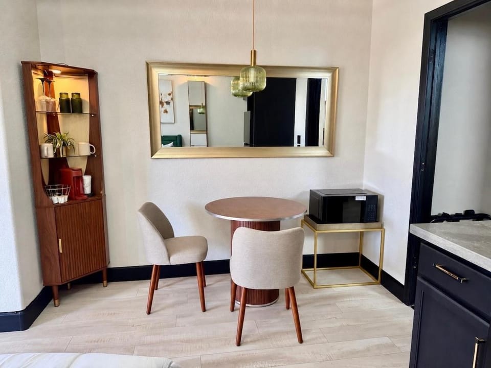 Cozy Modern Suite Outdoor Lounge Access Bed and Breakfast in Manteca