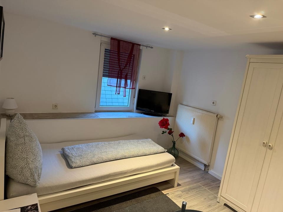 Bed, TV and multimedia, Photo of the whole room, Evening entertainment, Bedroom, wardrobe
