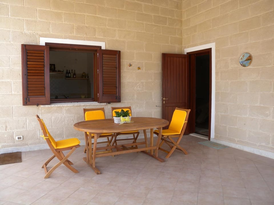 Patio, Day, Garden, Dining area