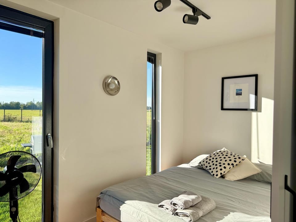 Bed, Bedroom, towels