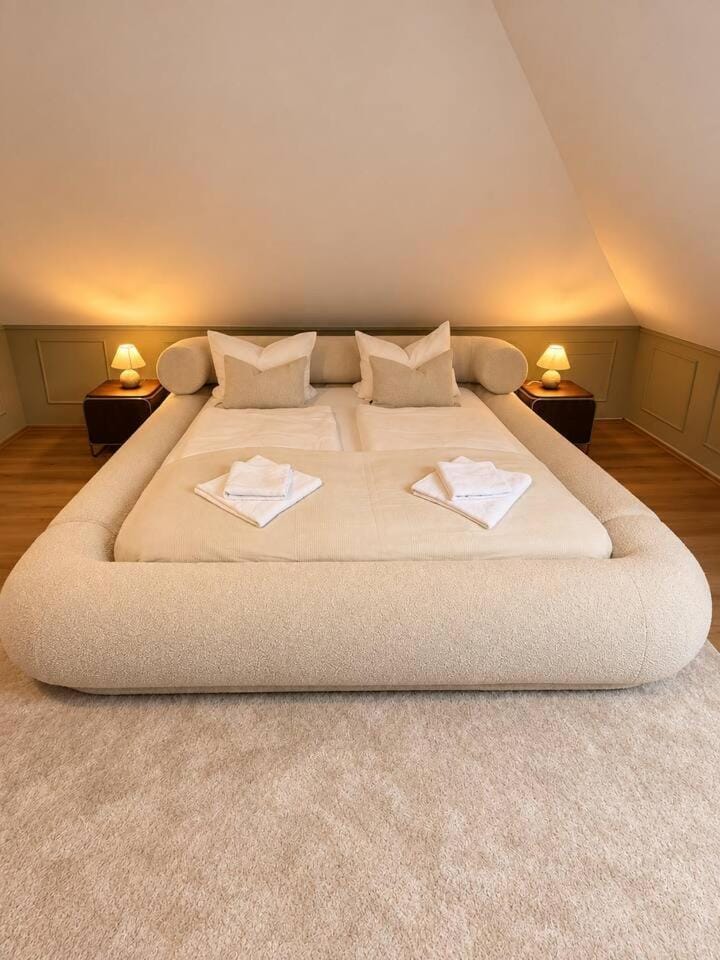 Bed, Photo of the whole room, Bedroom, towels