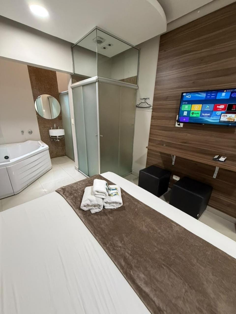 Hot Tub, TV and multimedia