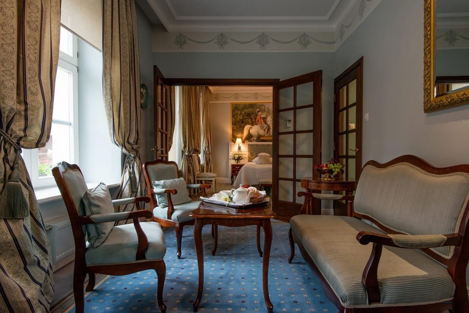 Photo of the whole room, Decorative detail