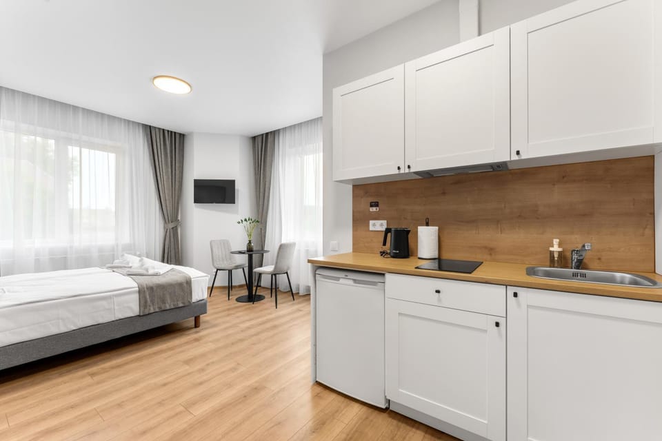 Bed, Bathroom, TV and multimedia, Coffee/tea facilities, Kitchen or kitchenette, Photo of the whole room, hair dryier, towels, wardrobe