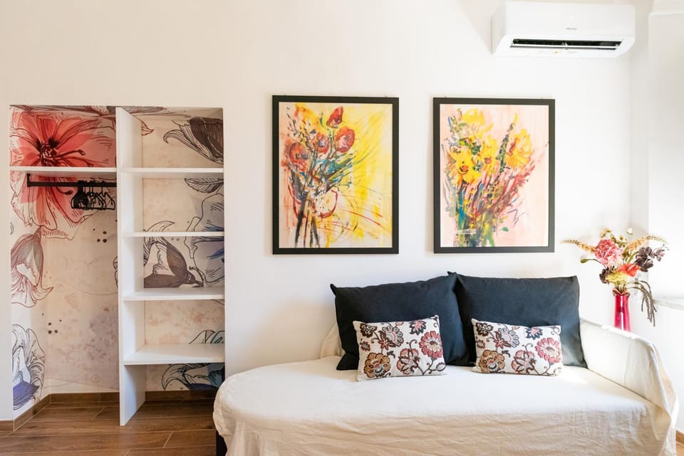 Bed, Living room, Decorative detail, air conditioner