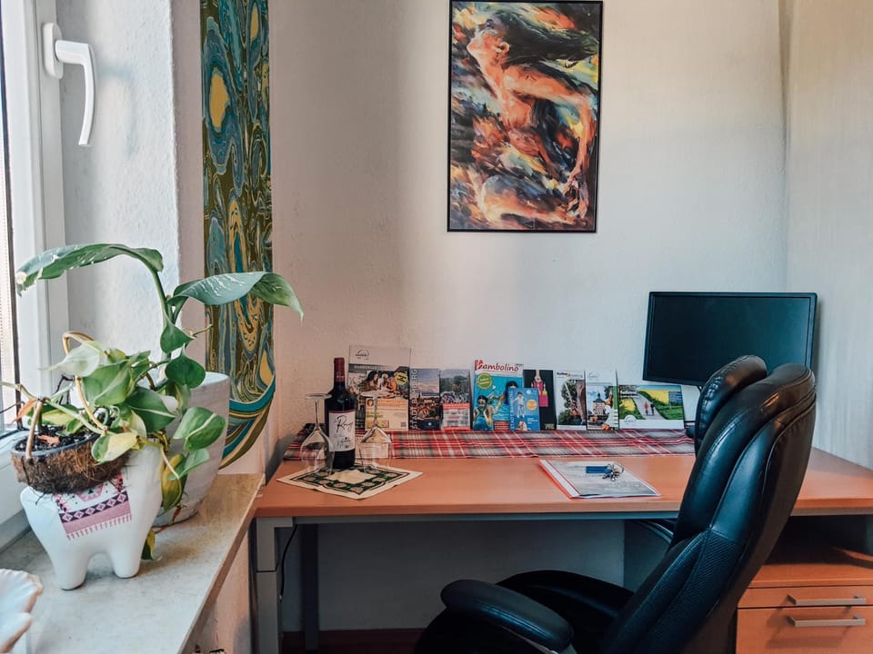 Photo of the whole room, Bedroom