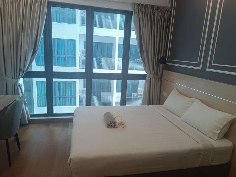 Bed, Photo of the whole room, Bedroom, towels