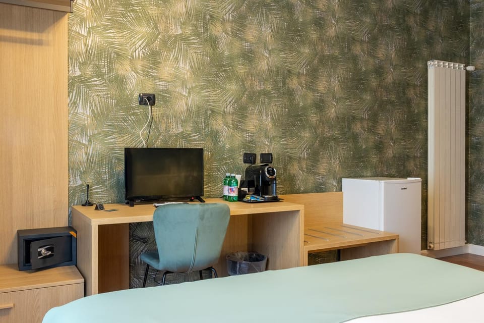 TV and multimedia, Coffee/tea facilities, Photo of the whole room, Bedroom, minibar