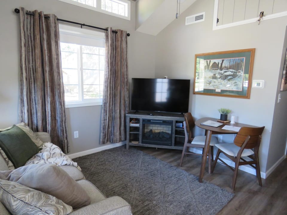 Communal lounge/ TV room, TV and multimedia, Living room, Seating area, Dining area, Evening entertainment