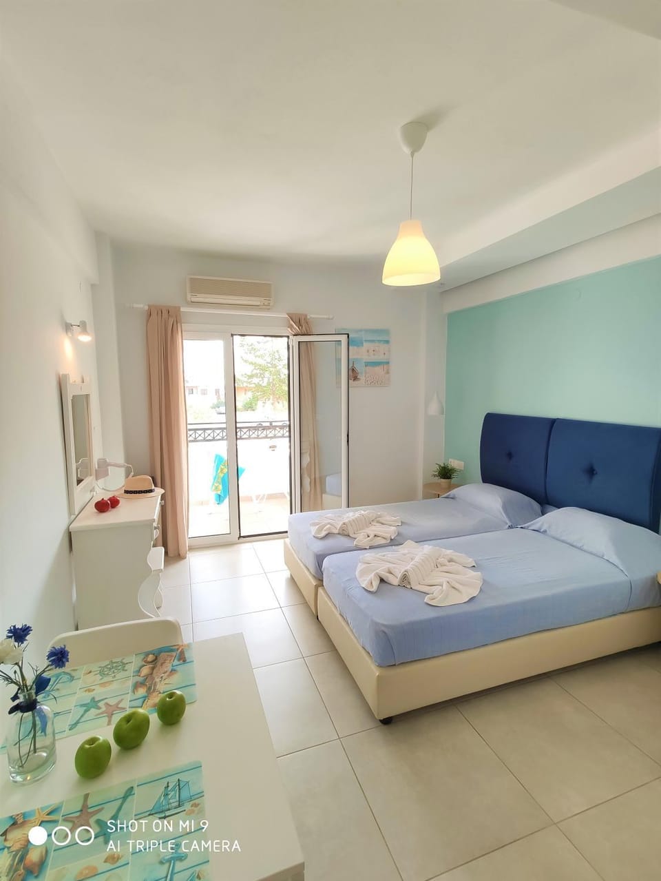 Bed, TV and multimedia, Photo of the whole room, Bedroom, towels