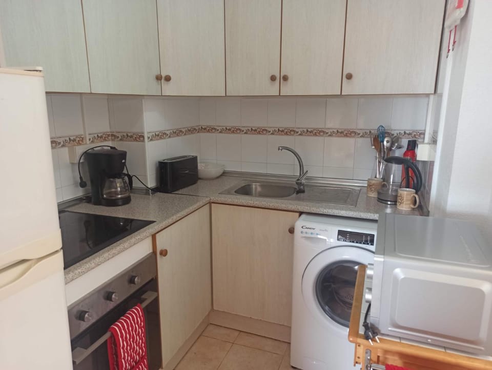 Coffee/tea facilities, Kitchen or kitchenette, oven, stove, toaster, washing machine