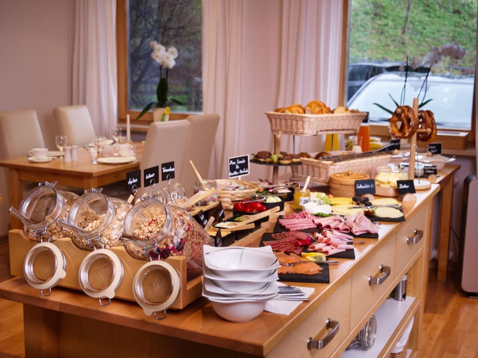 Food and drinks, Food, Breakfast, Continental breakfast, Buffet breakfast