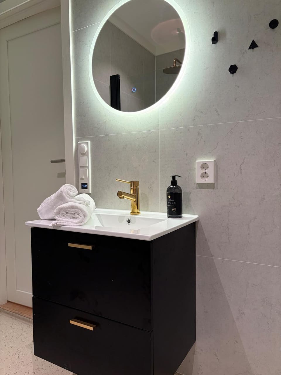 Bathroom, towels