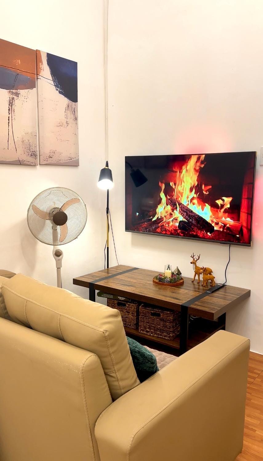TV and multimedia, Living room, Seating area, Evening entertainment