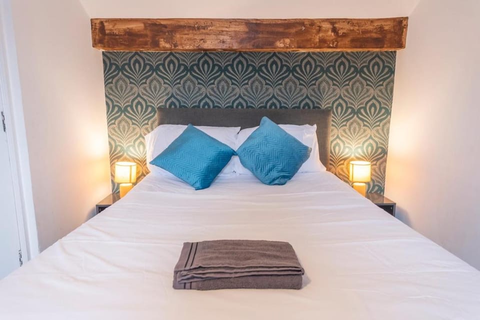 4-Bed Derby House, Sleeps 8, Near City Centre Apartment in Derby