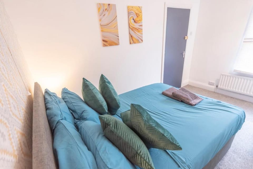 4-Bed Derby House, Sleeps 8, Near City Centre Apartment in Derby