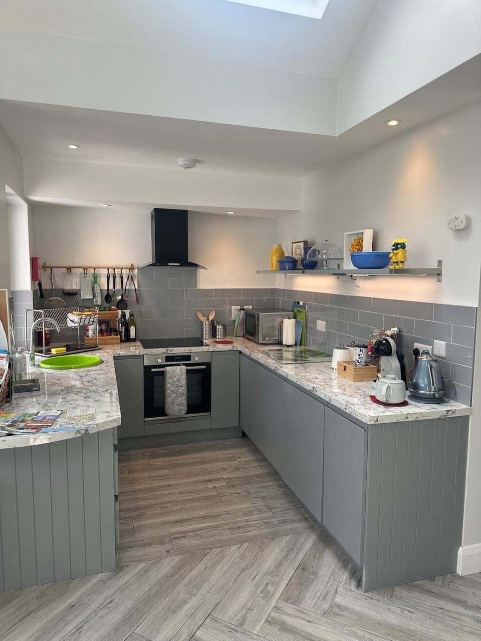 Coffee/tea facilities, Kitchen or kitchenette, oven, stove, toaster