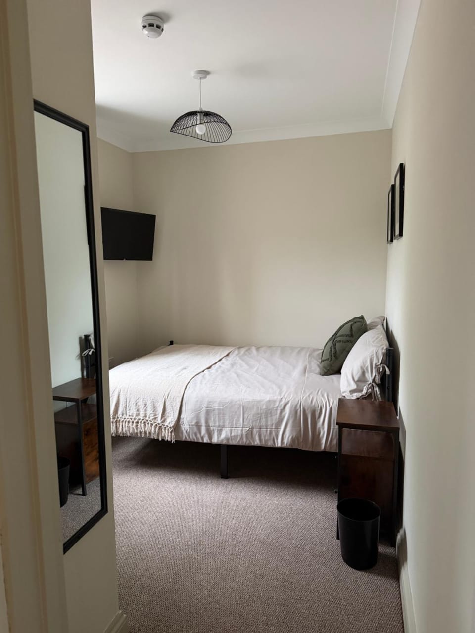Bed, TV and multimedia, Bedroom