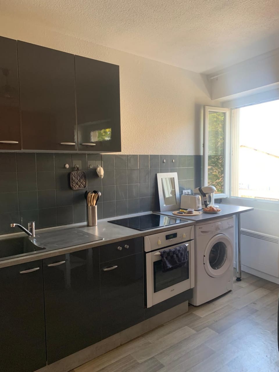 Coffee/tea facilities, Kitchen or kitchenette, oven, stove, washing machine