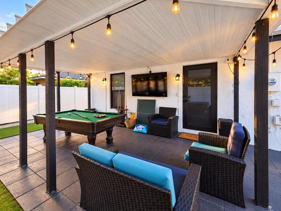 Sandy Toes Retreat Hot Tub & Games & Near Beach House in Delray Beach