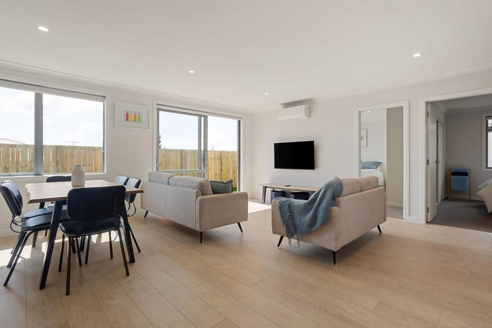 Communal lounge/ TV room, TV and multimedia, Living room, Seating area, Dining area, Evening entertainment, air conditioner