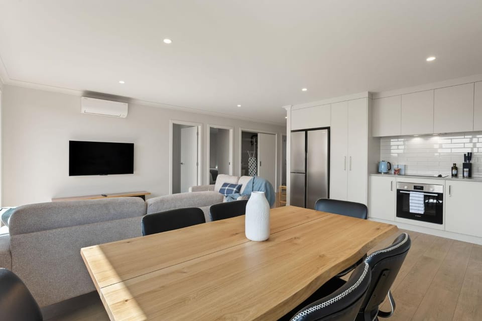 TV and multimedia, Coffee/tea facilities, Living room, Seating area, Dining area, oven, stove, toaster, air conditioner