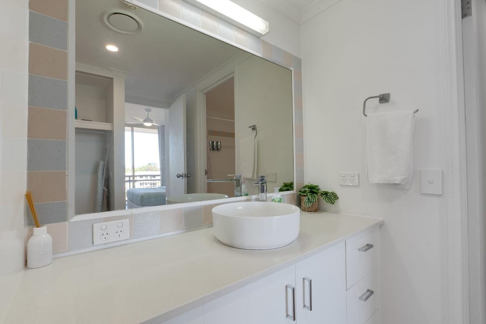 Luxe 1BR Gold Coast Escape with Hinterland Views Apartment in Surfers Paradise