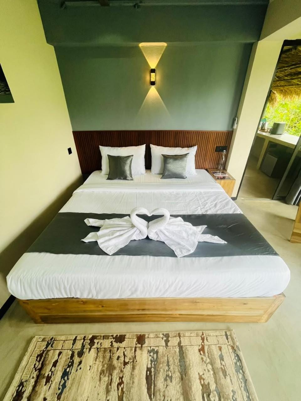 Bed, Bedroom, towels