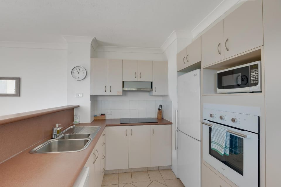 1BR Sunset Balcony Stay - Heart of Gold Coast Apartment in Surfers Paradise