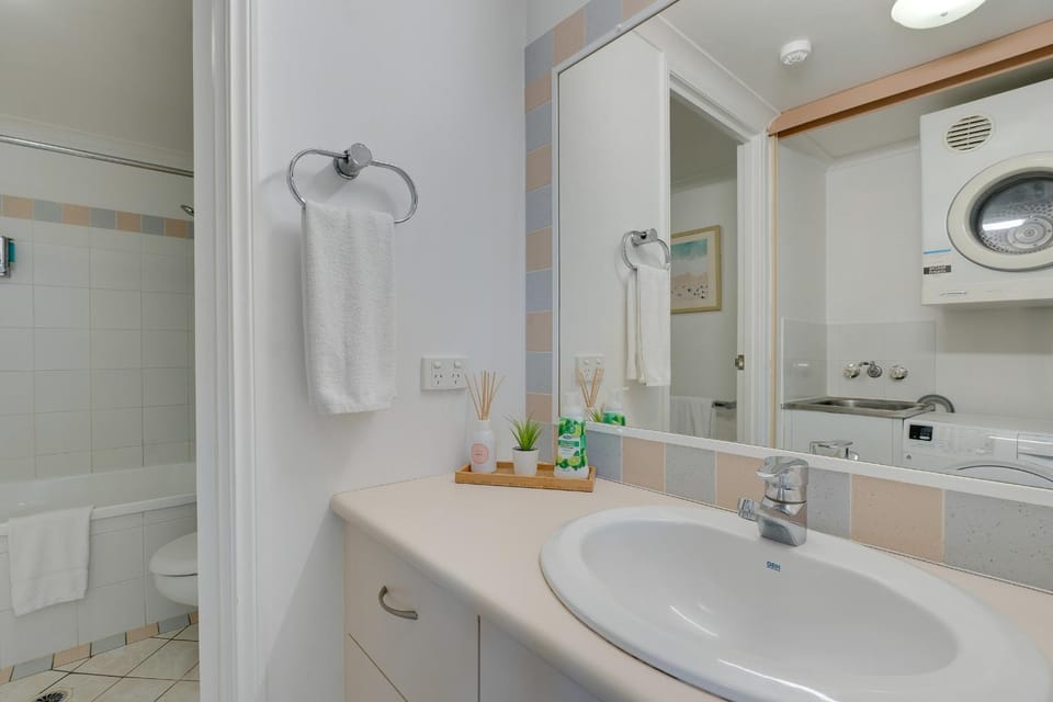 1BR Sunset Balcony Stay - Heart of Gold Coast Apartment in Surfers Paradise
