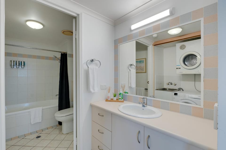 1BR Sunset Balcony Stay - Heart of Gold Coast Apartment in Surfers Paradise