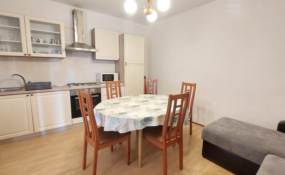 Dining area, kitchen