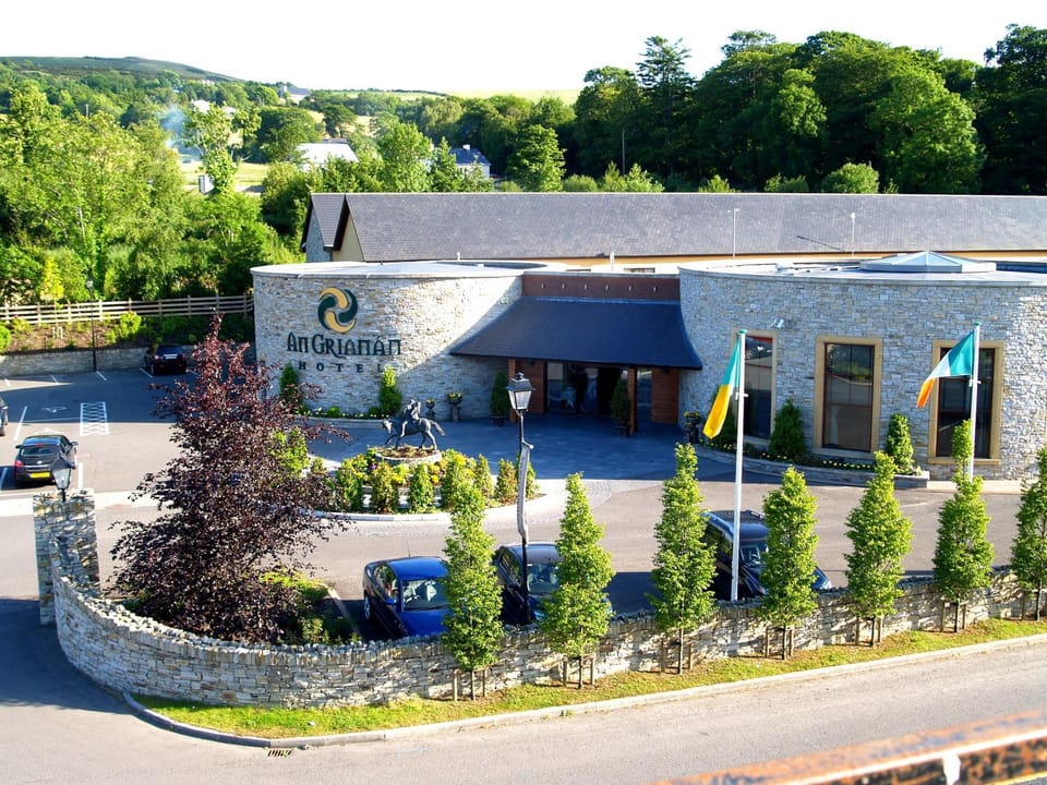 Facade/entrance, Bird's eye view