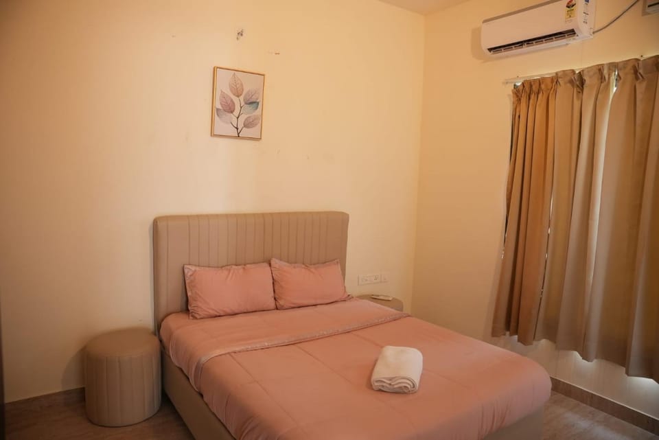Bed, Photo of the whole room, Bedroom, towels, air conditioner