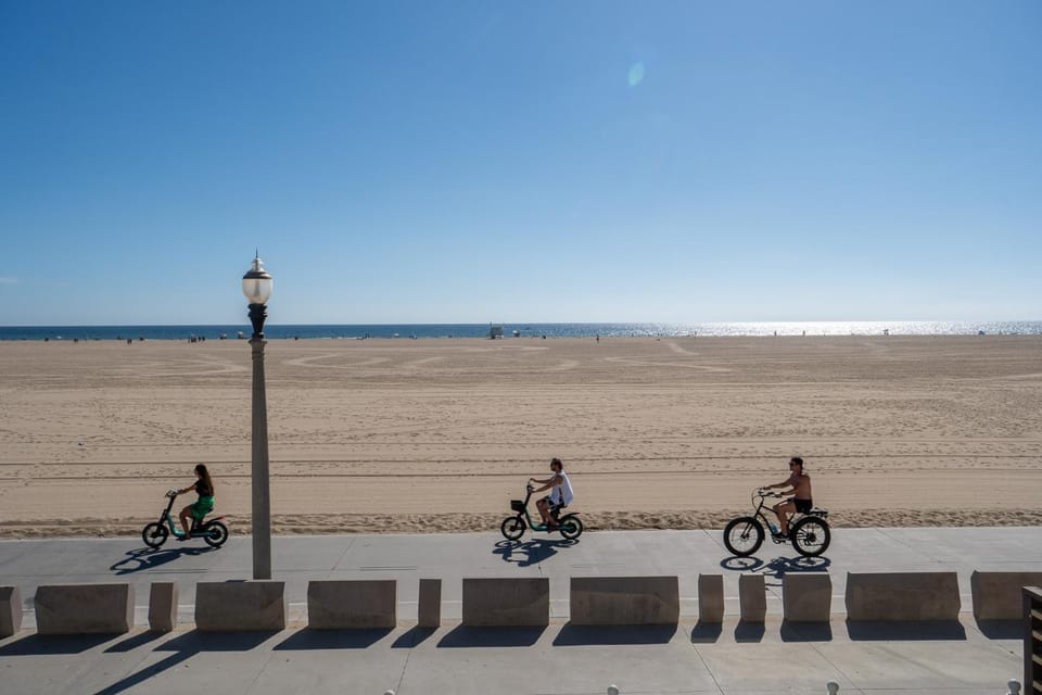 Surfers Ocean Side Nest just steps to the Beach H Hotel in Santa Monica